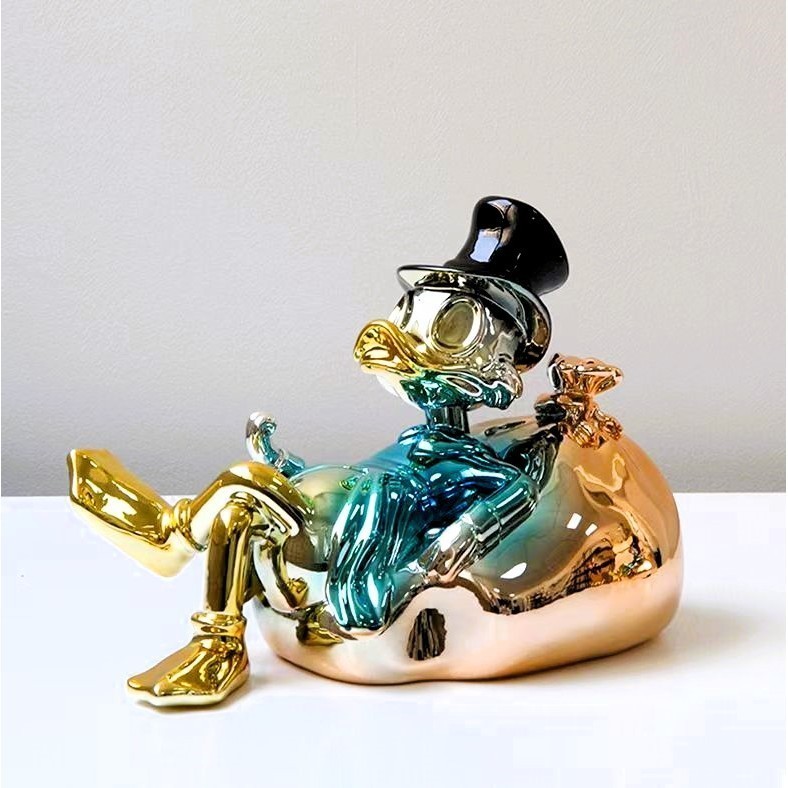 Ornamen Patung Bebek Paman Gober Pajangan Figure Unik Modern / Scrooge Mc Duck Chrome Ombre Figure M