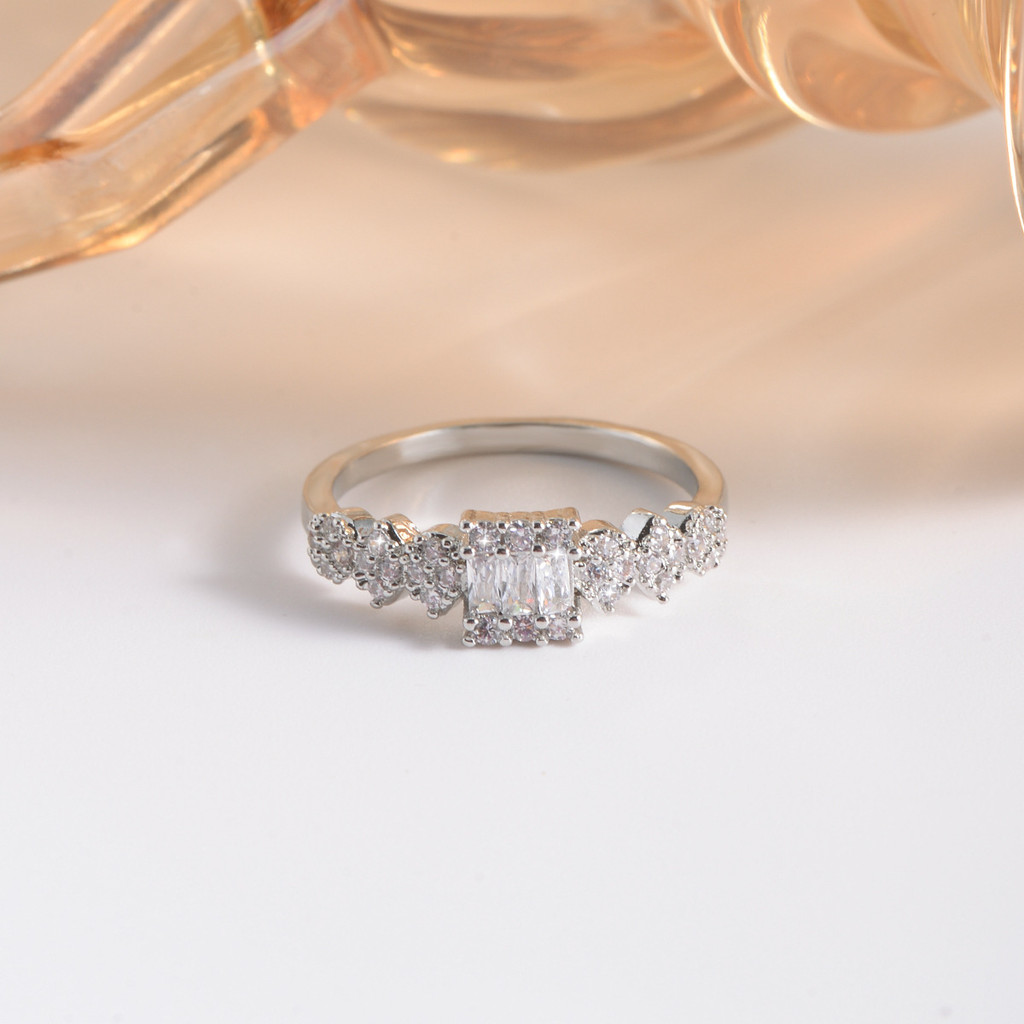 Cincin Berlian Mewah Cincin Berlian Sedikit Bertatahkan Perhiasan Cincin Pasangan Wanita