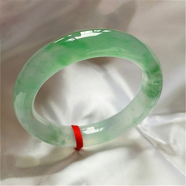 Gelang Giok Es Burma dari Old Mine dengan Pola Bunga dan Warna Hijau Muda Lebar Standar Gelang Giok 