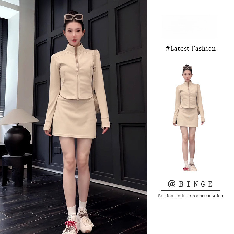 Mode Vogue Setelan olahraga wanita gaya Korea dengan cardigan berkerudung dan rok.