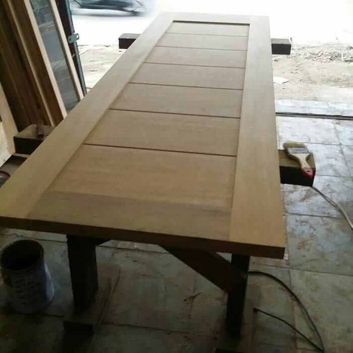 Pintu rumah minimalis dari kayu meranti