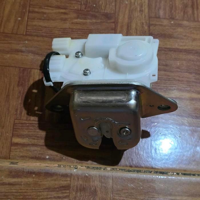 Door lock pintu bagasi belakang jazz rs mobilio brio freed brv asli