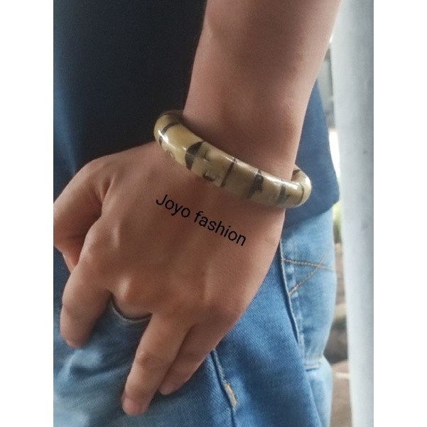 GELANG FOSIL AKAR BAHAR MOTIF ULAR SANCA