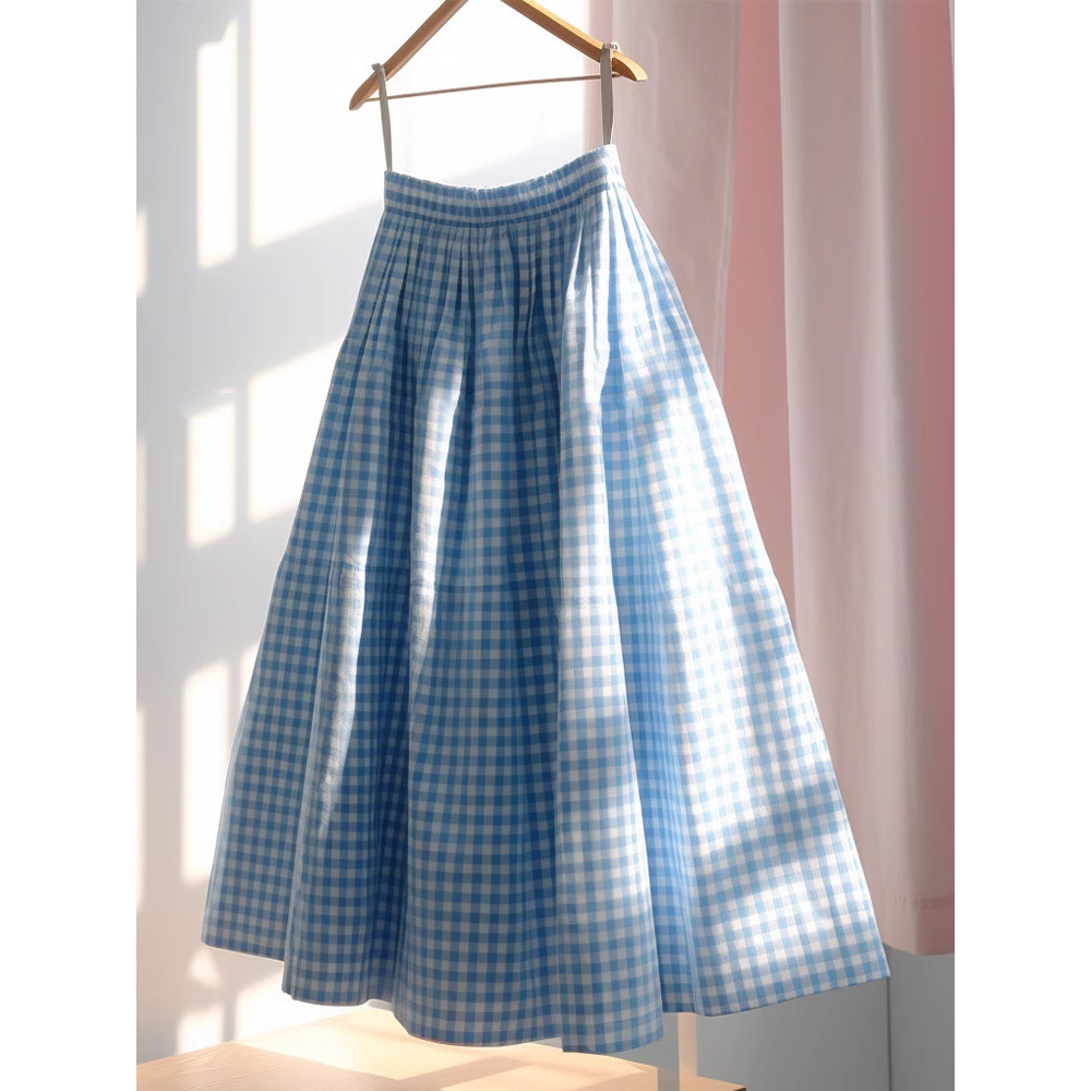 Rok payung berbahan linen-katun kotak-kotak biru berpinggang tinggi.