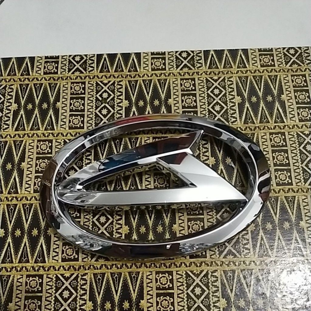 emblem logo gril depan Sigra original