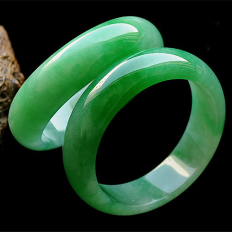 Gelang giok Myanmar jenis es berwarna hijau cerah hijau pekat lembap dan berpola bunga gelang giok M