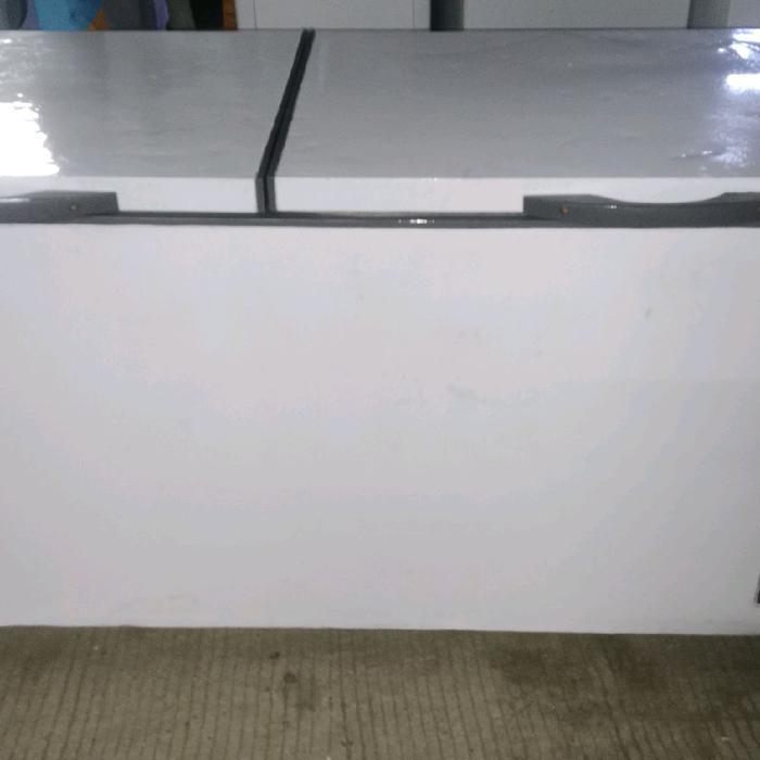 chest  freezer box mrk GEA AB 600 TX kondisi barang berfungsi dngn baik - putih & hitam