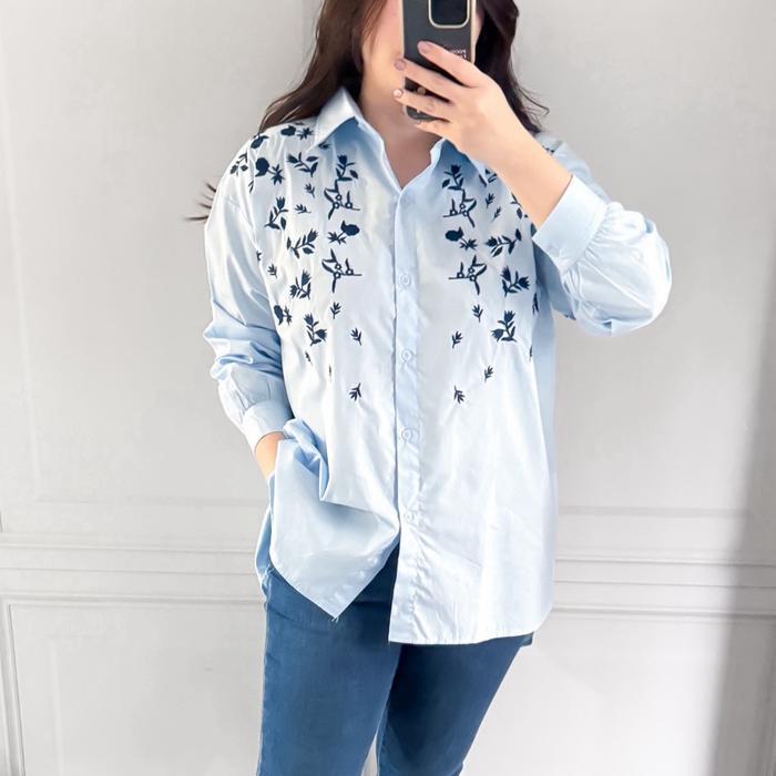 Kemeja katun wanita lengan panjang mandy flowers bordir bunga kantor casual putih biru poplin - Puti