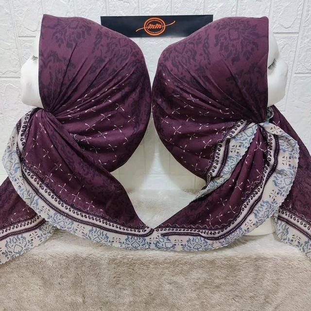 HIJAB SEGI EMPAT VOAL MOTIF ANGGREK MAROON - -, -