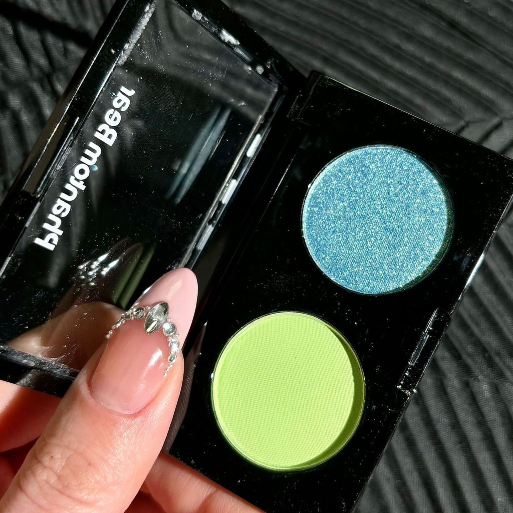 Eyeshadow mini dua warna hijau2Eyeshadow dengan warna hitam matte dan emas yang berkilauan