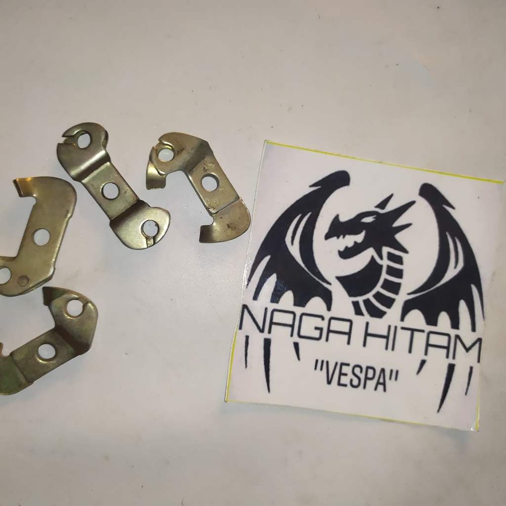 plat tahanan kabel gas atau perseneling vespa Vbb nos
