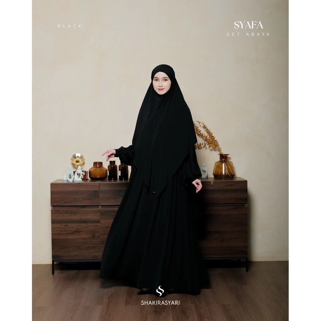 Auto Kelihatan Ramping Pake Set Gamis Daily Motif Salur Kecil Plus Hijab Bergo Yang Praktis Banget.