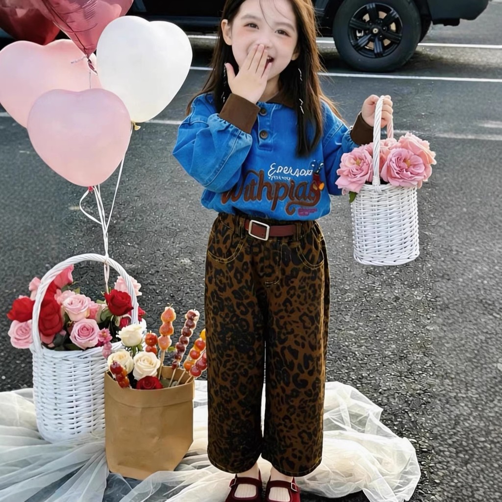 Jaket motif macan tutul vintage, setelan pakaian anak-anak, celana pendek, atasan denim.