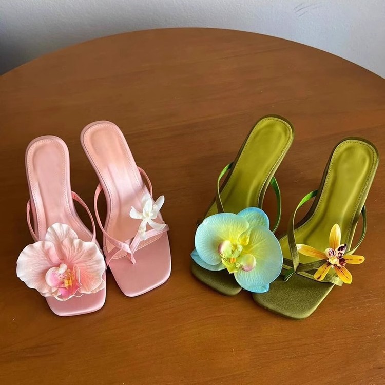 Sandal wanita, sepatu hak tinggi. Sandal wanita, sepatu hak tinggi.