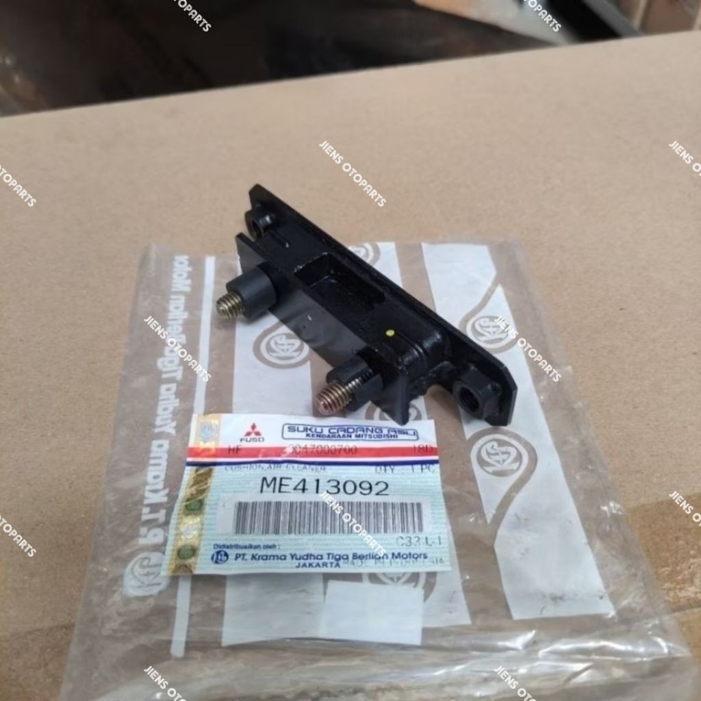 ME413092 - DUDUKAN FILTER UDARA/PANGKON FILTER UDARA BAWAH CANTER ORIGINAL - ME413092