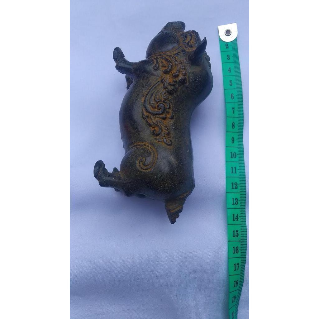 Patung babi kuningan trt742450