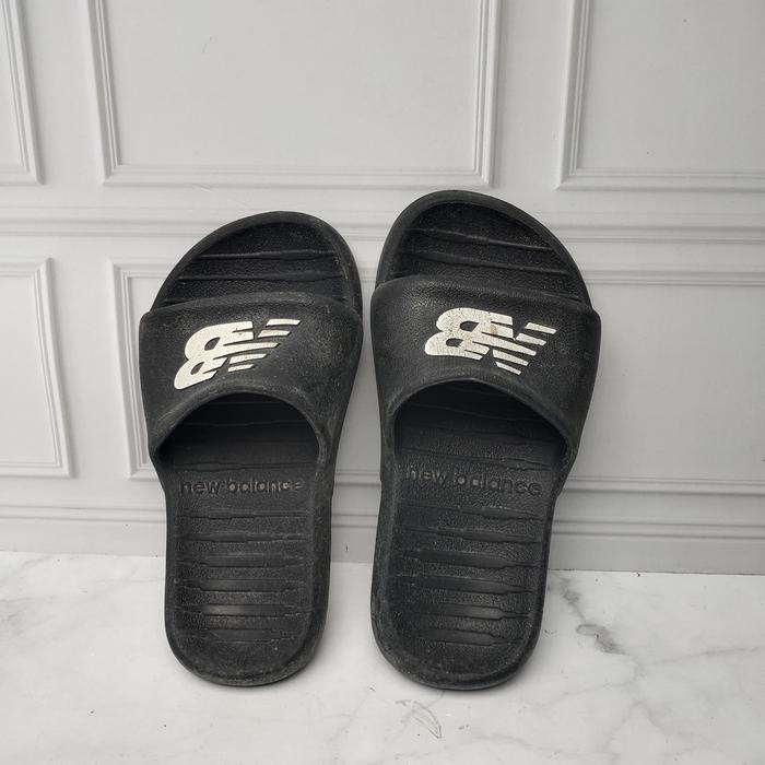 Sandal New Balance Anak-anak ukuran 12 hitam preloved original