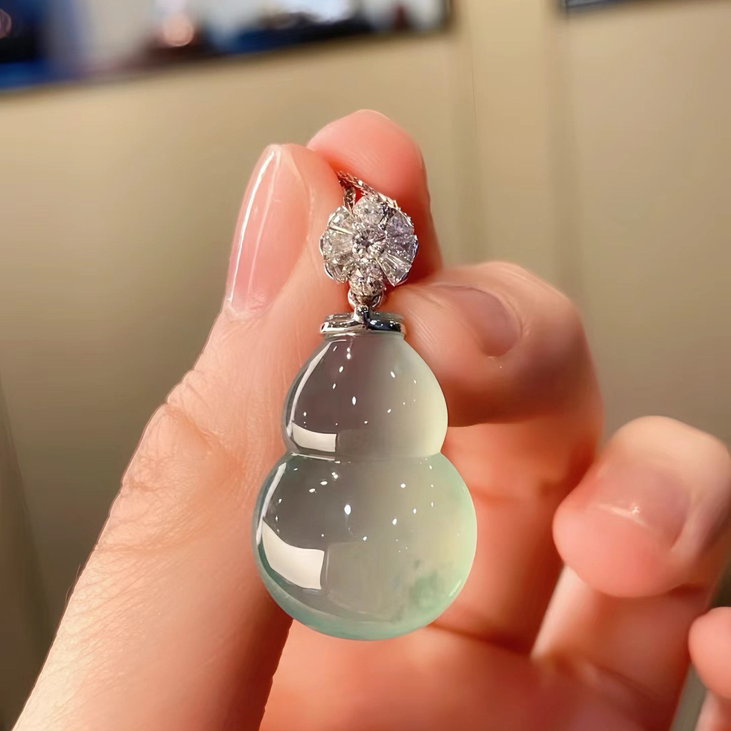 Liontin batu giok es Burma alami dengan inklusi hijau liontin kalung batu giok berbentuk labu keberu