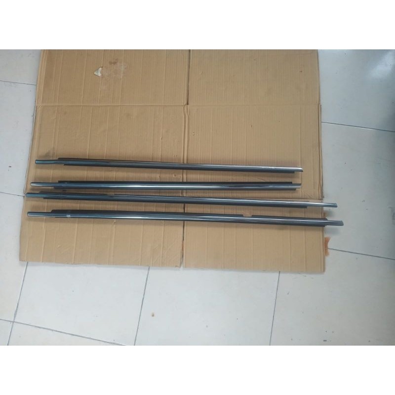 pelipit kaca luar mobil Innova tahun 2004-2013 chrome barang 100%original