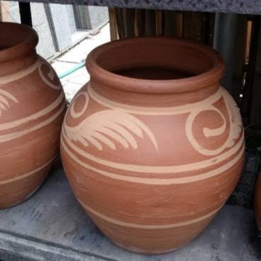 gentong besar tanah liat gerabah