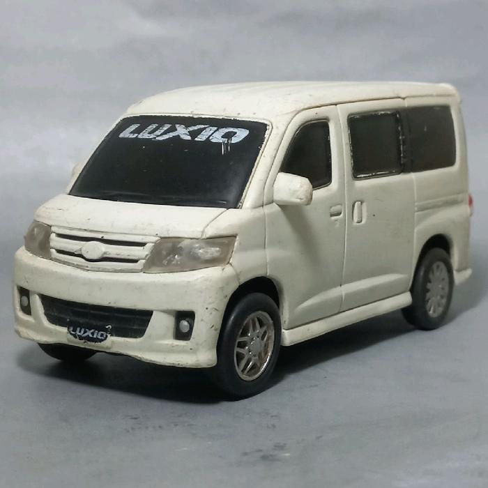 Diecast Daihatsu Luxio body dan chasis plastik original dealer boks luxio minus