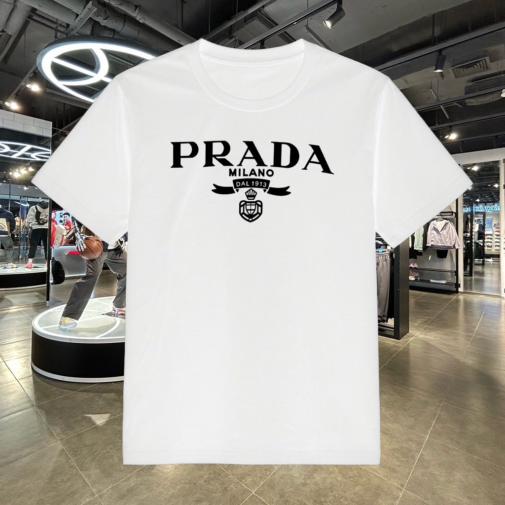 Kaos Prada Milano Dal 1913 Simple Look Baju Kaos Pria Mudah Mix and Match Outfit Harian Keren Premiu