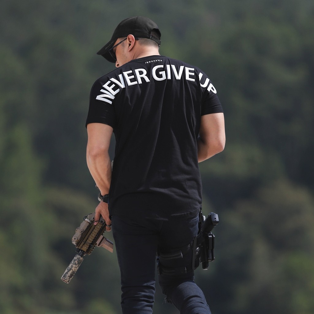 COD KAOSBOS.ID - Baju Kaos Pria Never Give Up Cowok Distro Sablon 3D Timbul