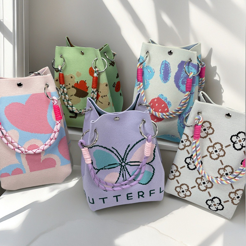 Tas jinjing rajutan kotak-kotak hitam putih dengan desain unik, tas selempang berkapasitas besar.
