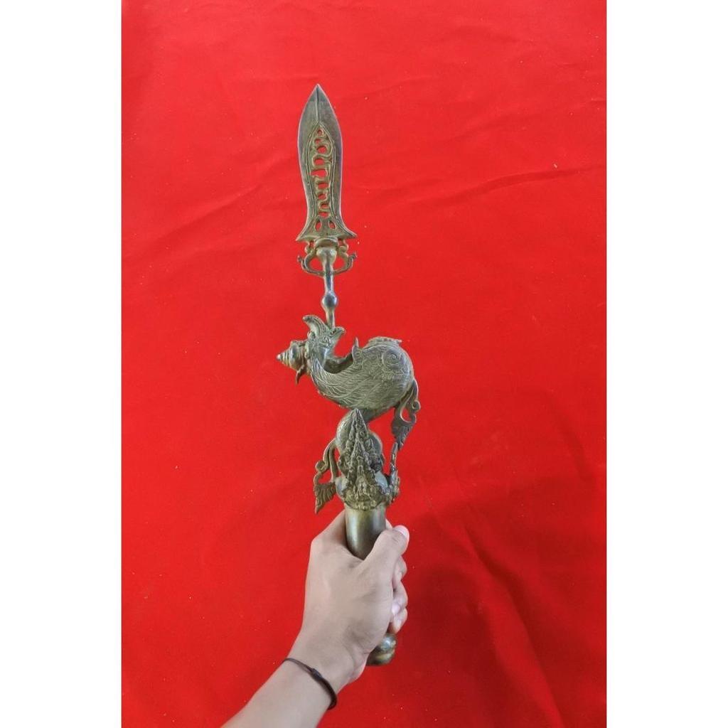 Pusaka pataka naga gumelar perunggu istimewa BM