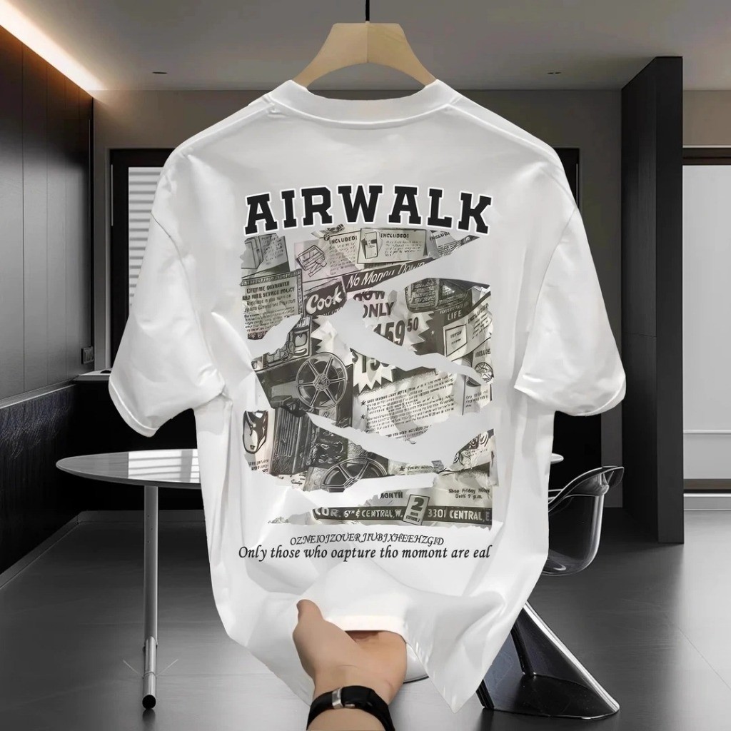 [Combed 24S Katun 100%] Kaos Putih Retro Dengan Motif Kolase Koran & Efek Tua AIRWALK  Baju Pria Kao