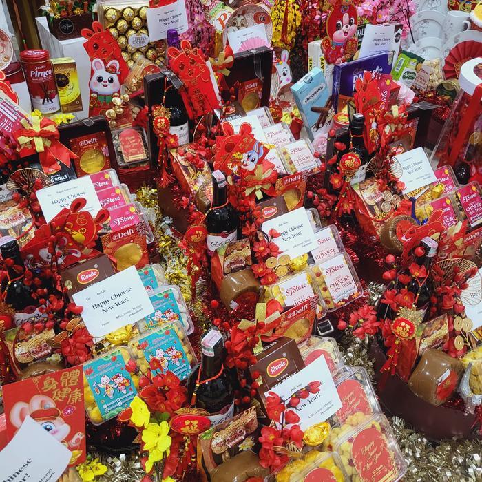 Paket box dekorasi sakura hampers imlek cny parcel kado kue kering 101 - Wine...