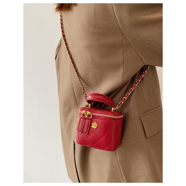 Handheld Small Chanel Style Quilted Chain Bag for Women 2025 New Fashion Single Shoulder Bag Simple 