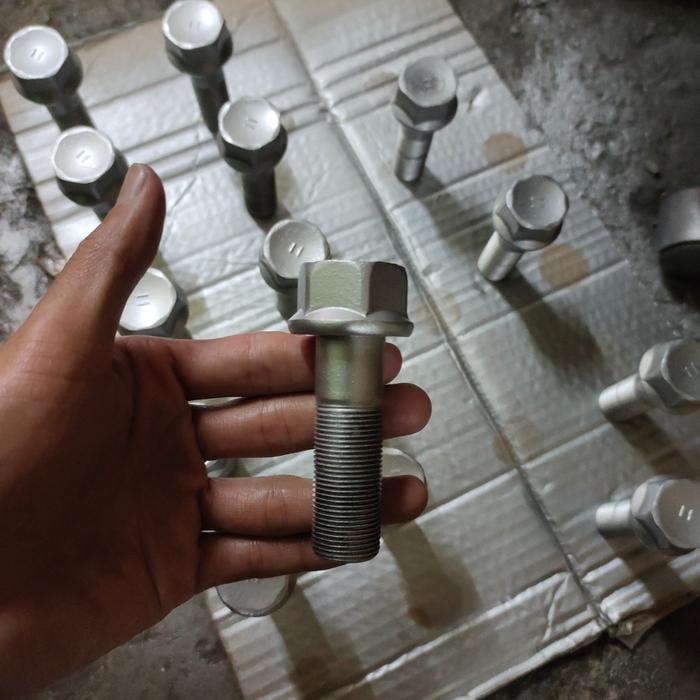 BAUT MEJA BUGI HINO 500 M22X68 K.32 QUALITY