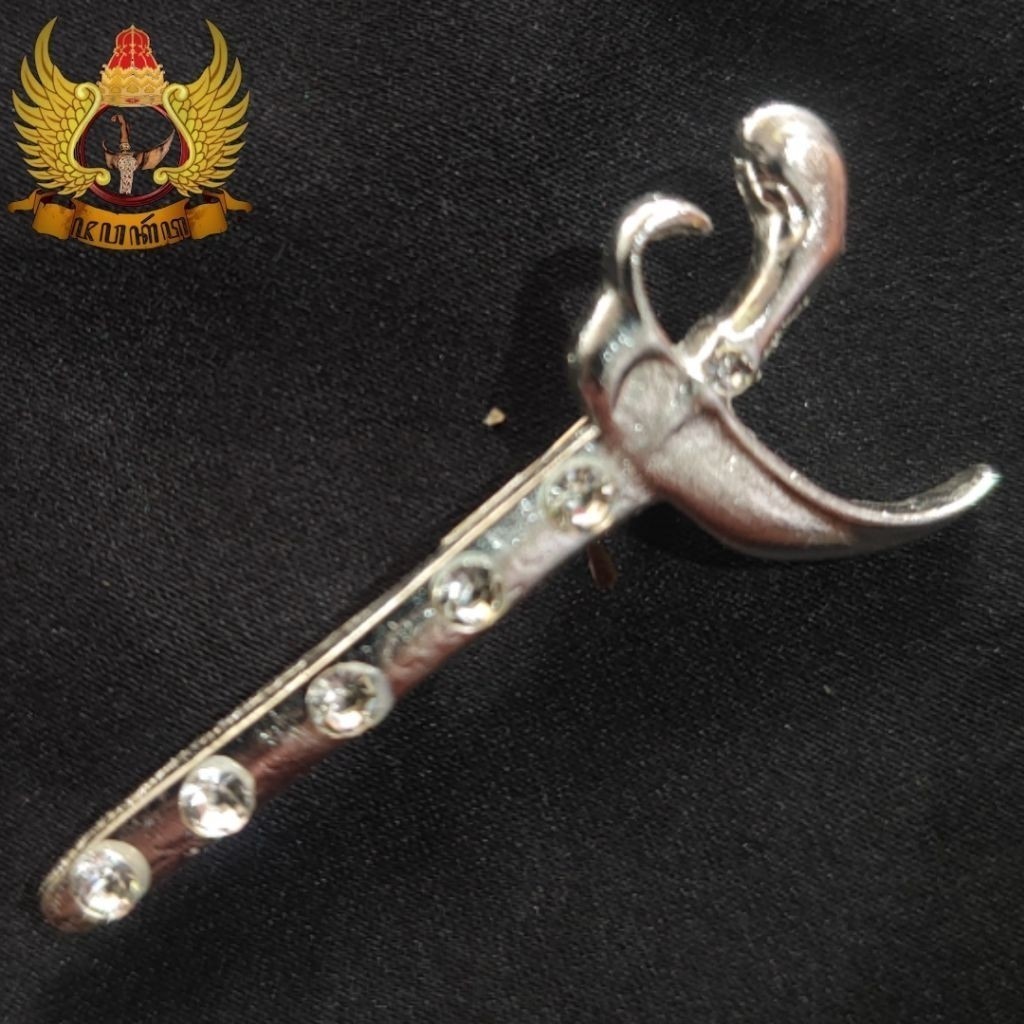 Bross Pin Model Keris Bahan Kuningan Sepuh Perak Hias Batu Sintetis