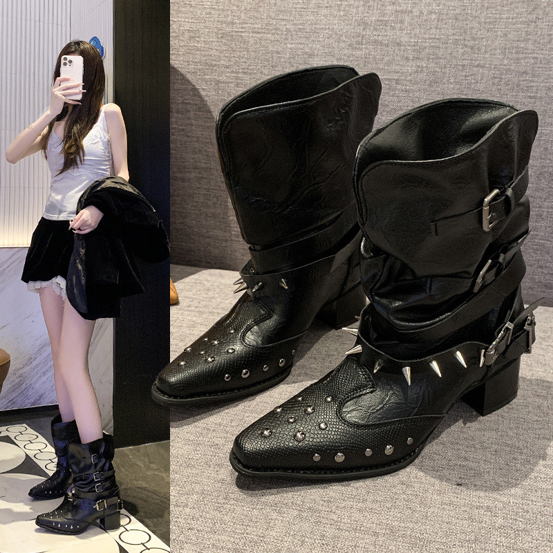 Sepatu bot pendek berujung runcing dengan hak tebal dan paku keling.