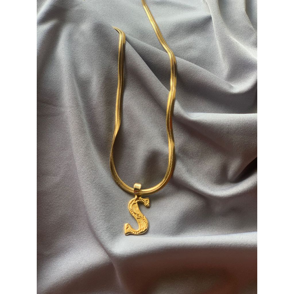 KADAI ASMARA Kalung Titanium Wanita Model Belut Gepeng Liontin Inisial Nama A Sampai Z Warna Emas An