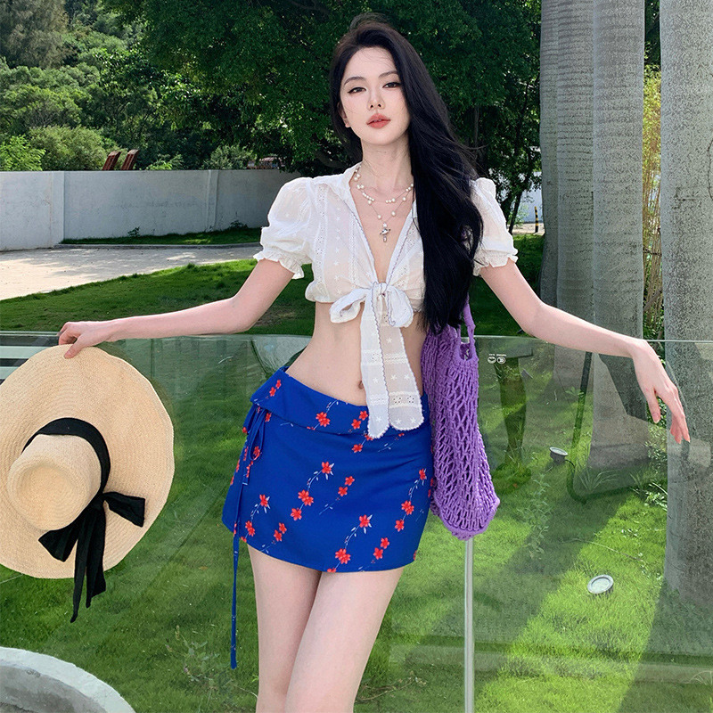 Kemeja putih jacquard berongga, atasan lengan pendek, rok bermotif bunga biru, rok mini, rok pendek