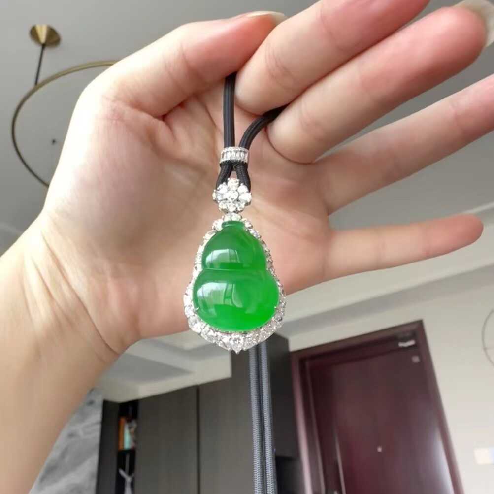Liontin giok hijau jenis es yang positif, kalung giok hijau kekaisaran asli Burma kelas A alami untu