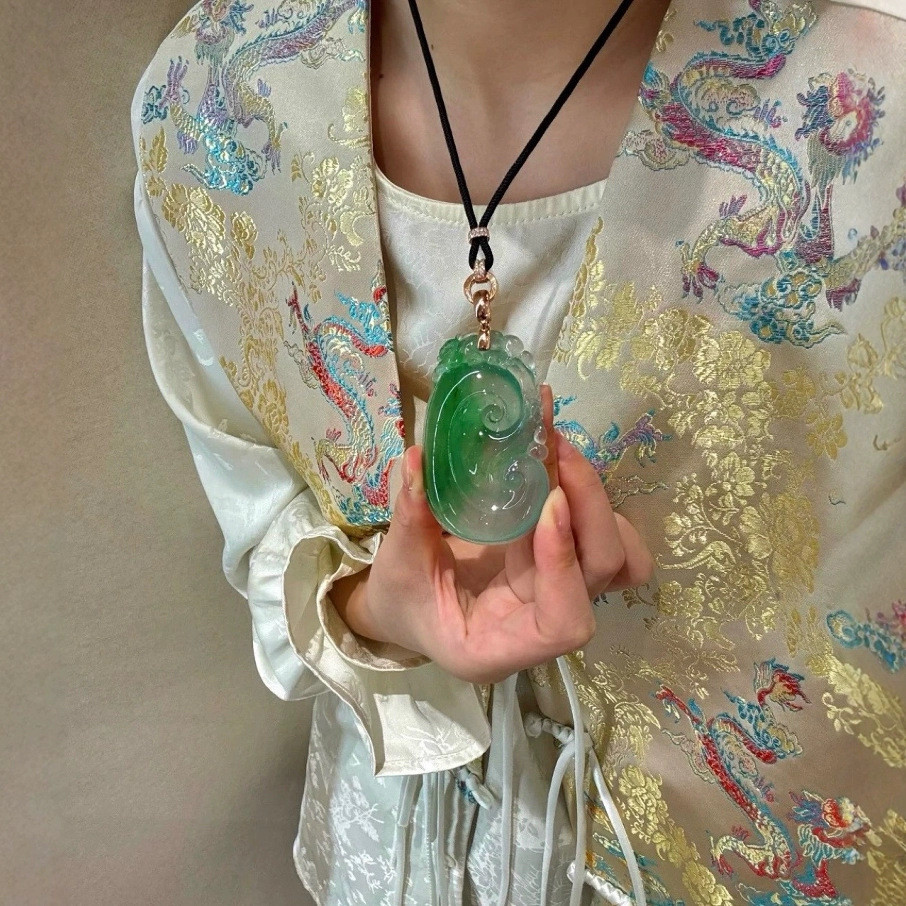 Liontin batu giok es alami Myanmar dengan motif bunga batu giok asli kelas A dari tambang lama berwa