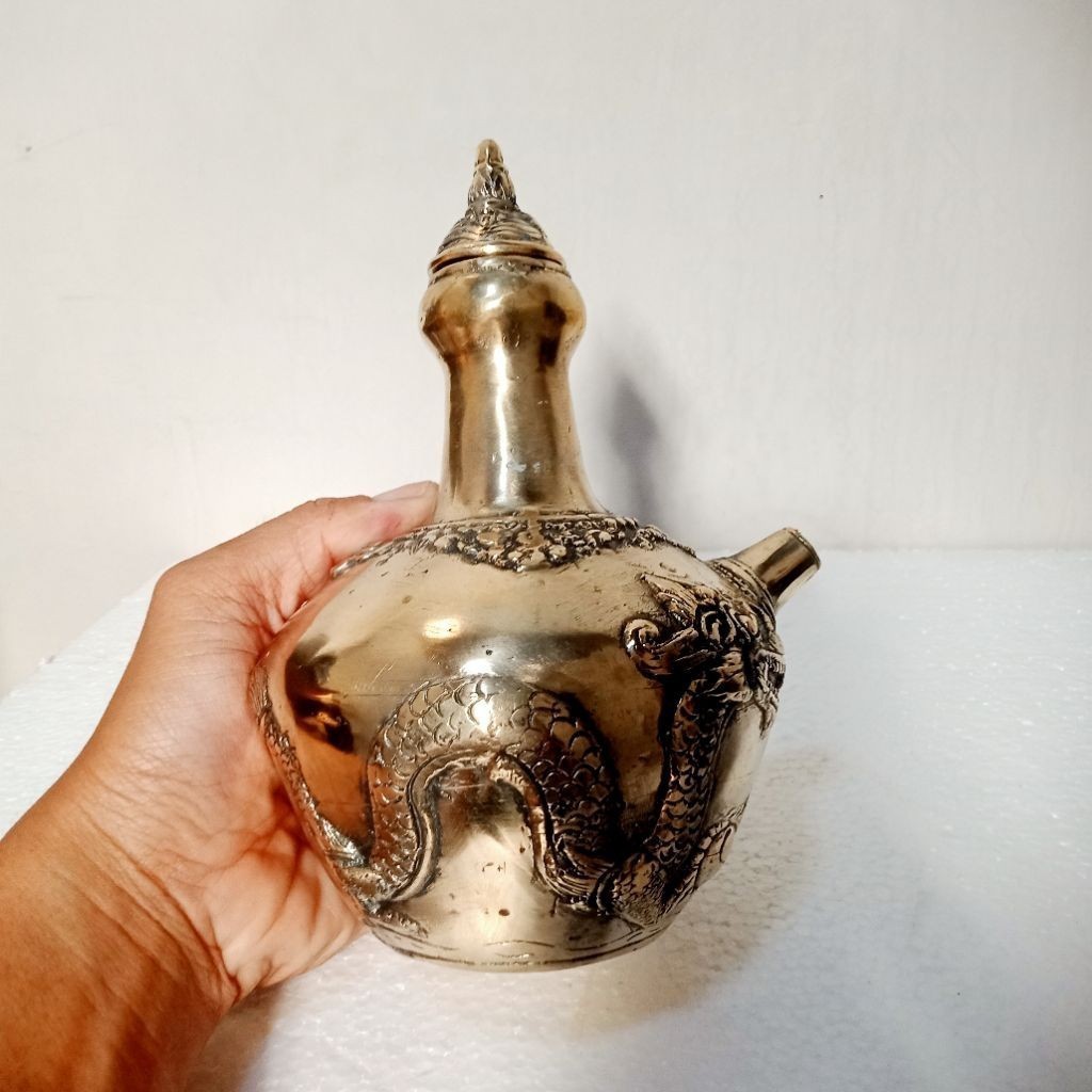 Pajangan Kendi ukir naga kuningan