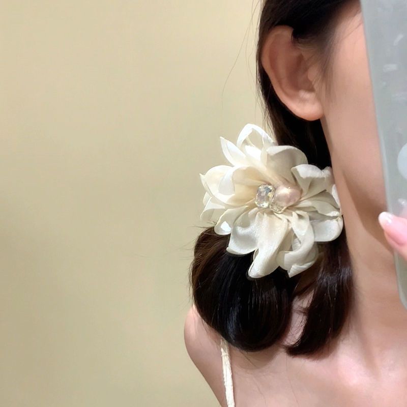 [Mempesona]Tali rambut wanita liburan bunga putih mutiara halus untuk ekor kuda dan suasana.