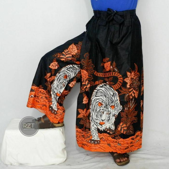 celana sarung batik motif macan