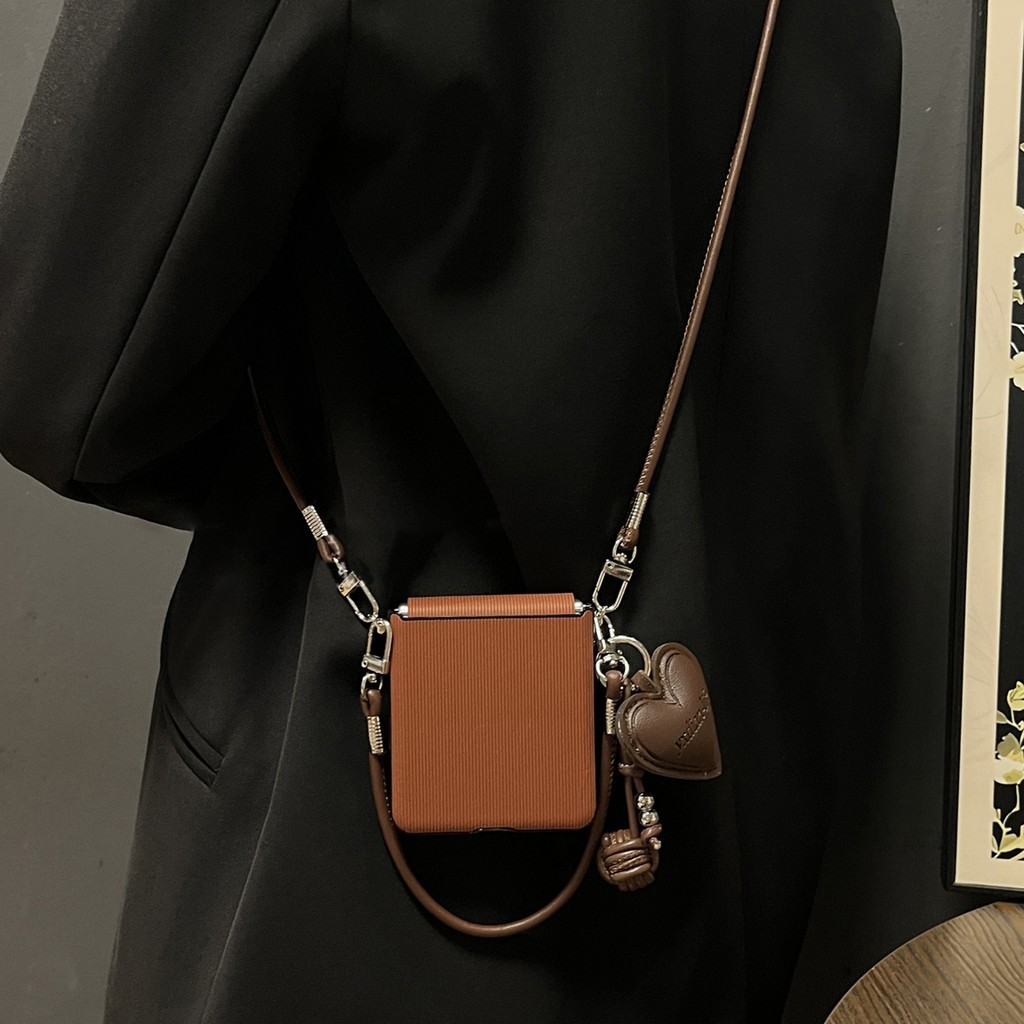 Casing Ponsel Pola Garis Vertikal Coklat Sederhana Korea dengan Tali Kulit Selempang Liontin Hati Ci