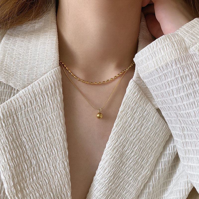 Kalung titanium dua lapis liontin bulat bola wanita anti karat klasik modis elegan