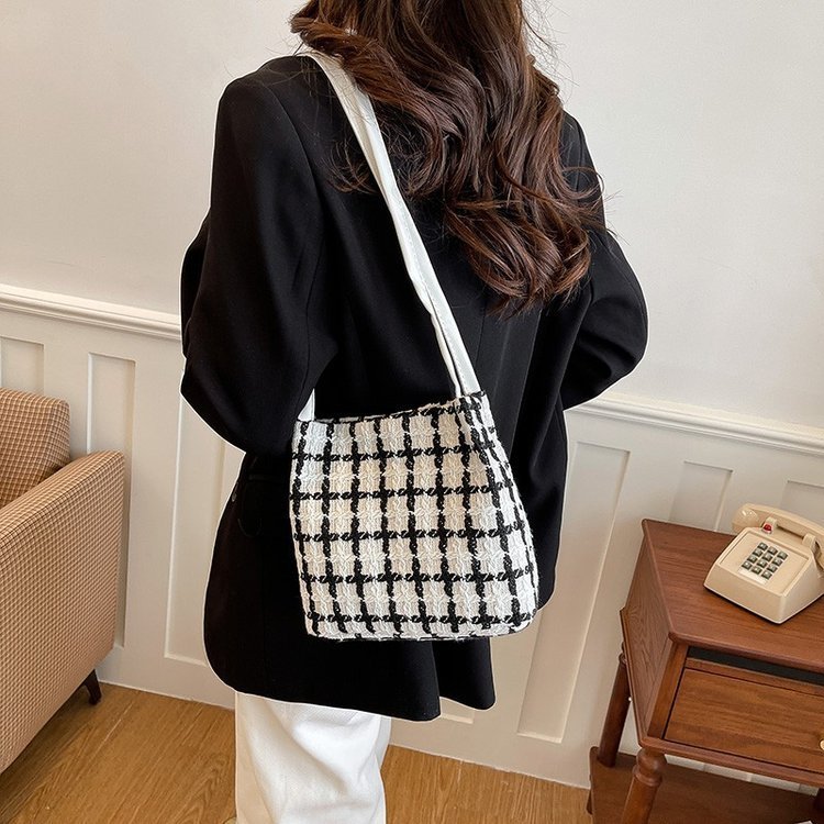 Tas Selempang Kotak Kecil Bermotif Kotak-kotak Hitam Putih Klasik