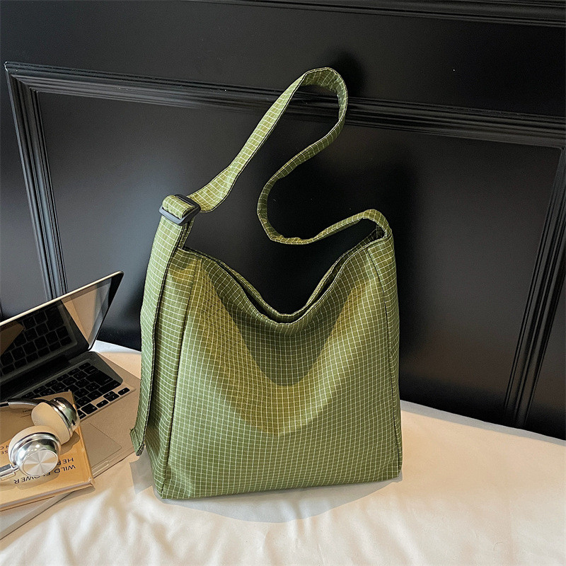 Tas Tote Kotak-kotak Wanita Baru Kapasitas Besar Tas Bahu Kain Nylon Santai