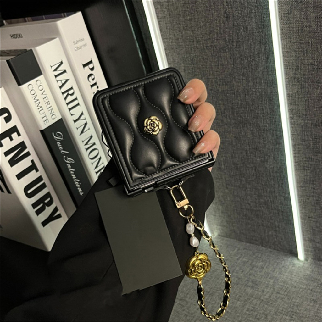Casing Ponsel Camellia Gelombang Hitam Korea dengan Gelang Kulit untuk Samsung Galaxy Z Flip7 Z Flip