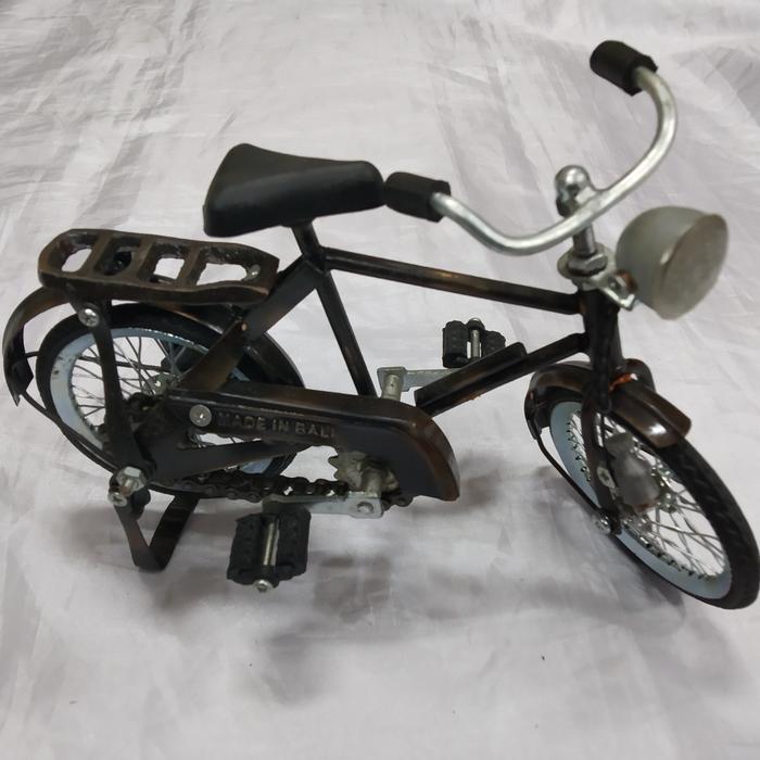 Hiasan Pajangan Miniatur Sepeda Ontel Besi Versi Pria Dan Wanita Souvenir Made In Bali - Ontel Cowok