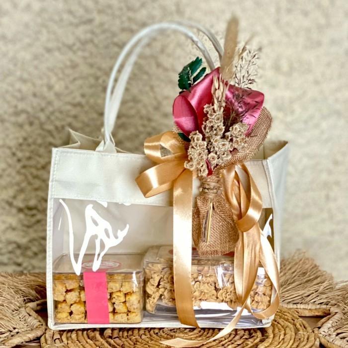 Buket Bunga Kering Mini Hampers T +/- 24 cm ( termasuk Box) - gold