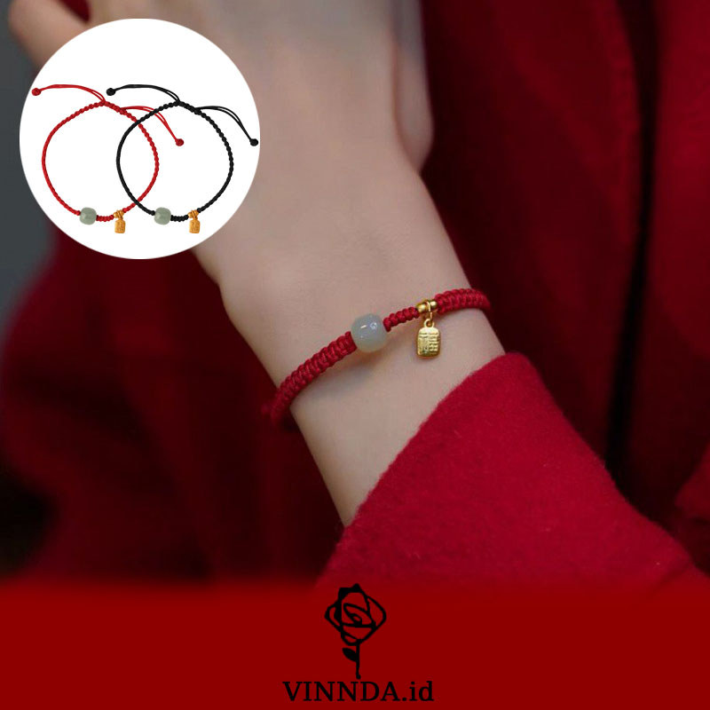 Gelang Tenun Tali Merah dengan Liontin Keberuntungan Jade Hetian Berlapis Emas VINNDA
